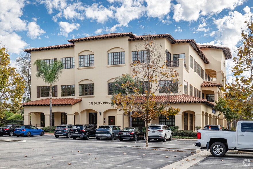 771 E Daily Dr, Camarillo, CA à louer - Photo du bâtiment - Image 3 de 7