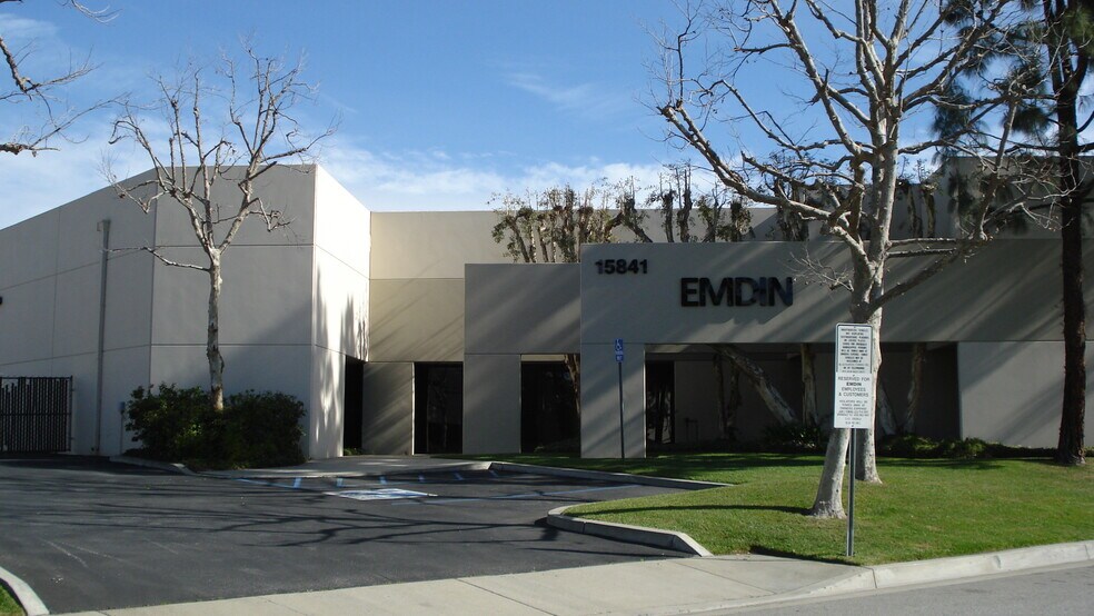 15841 Business Center Dr, Irwindale, CA à vendre - Photo du bâtiment - Image 2 de 7