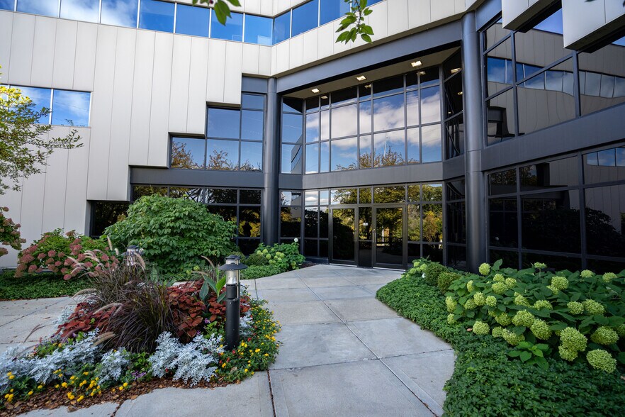 1233 N Mayfair Rd, Wauwatosa, WI à louer - Photo du bâtiment - Image 2 de 14