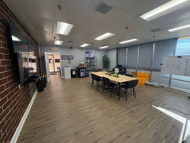 3425 Browns Mill Rd SE, Atlanta, GA à louer - Photo du bâtiment - Image 2 de 5