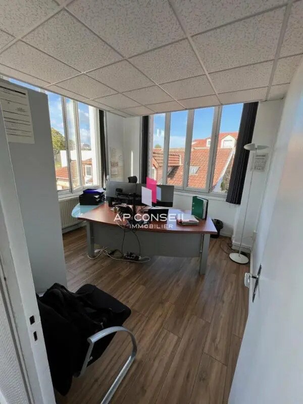 Office in Versailles for lease Interior Photo- Image 1 of 5