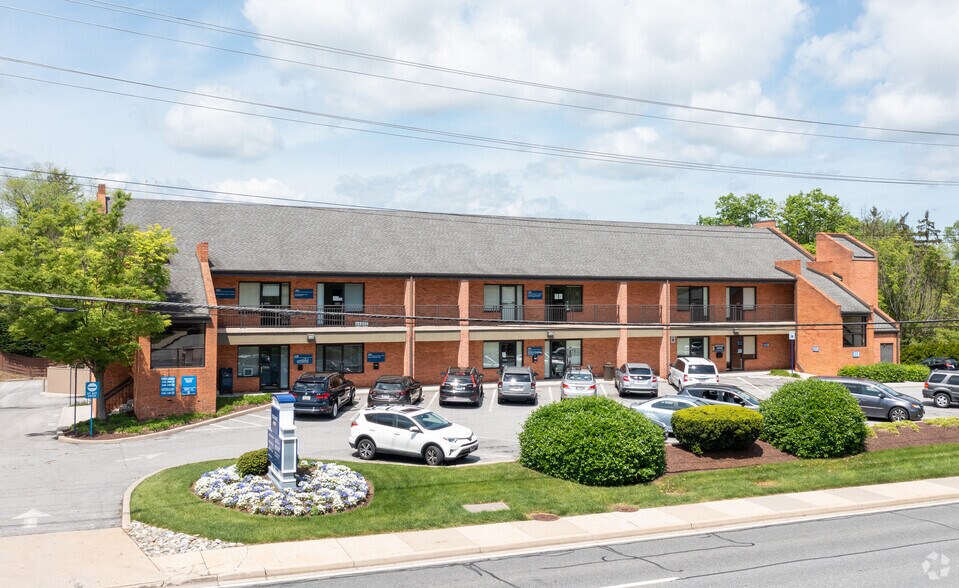 7402 York Rd, Towson, MD à louer - Photo du bâtiment - Image 2 de 4