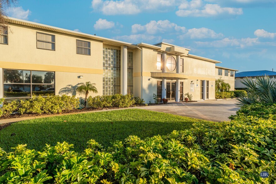 122 4th Ave, Indialantic, FL à louer - Photo du bâtiment - Image 1 de 6