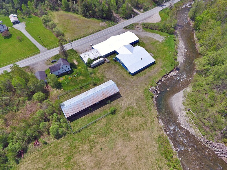 303 Willoughby Ave, Orleans, VT à vendre - Photo du bâtiment - Image 3 de 60