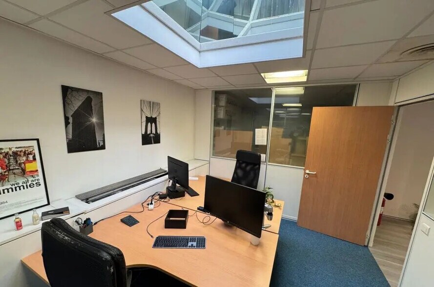 4-6 Rue D'Orleans, Saint-Cloud for sale - Interior Photo - Image 2 of 9