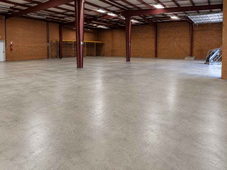 111 S Walnut Cir, Greensboro, NC for lease - Building Photo - Image 2 of 6