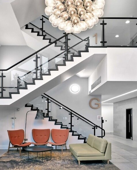 Brighton Rd, Crawley for lease - Building Photo - Image 2 of 4