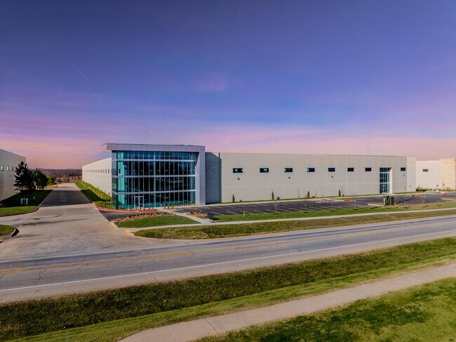 Plus de détails pour 5100 SW Regional Airport Blvd, Bentonville, AR - Industriel à louer