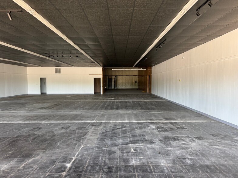 304 W Mcartor Rd, Dodge City, KS à louer - Photo du bâtiment - Image 2 de 3