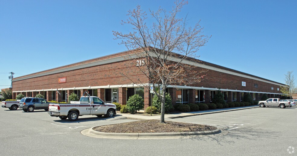215 Industrial Ave, Greensboro, NC à louer - Photo du bâtiment - Image 3 de 11