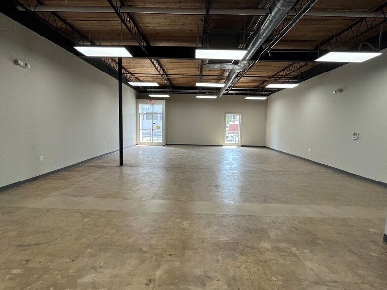 1421 2nd St NE, Hickory, NC for lease - Interior Photo - Image 3 of 7