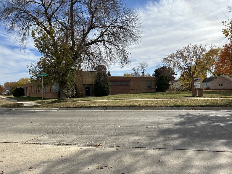 1600 1st Ave NE, Austin, MN for sale - Primary Photo - Image 1 of 5