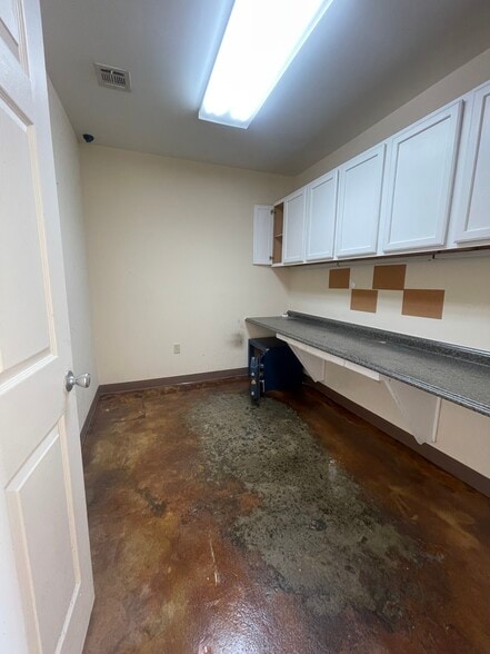 2636 E 11th St, Tulsa, OK for lease - Building Photo - Image 2 of 27