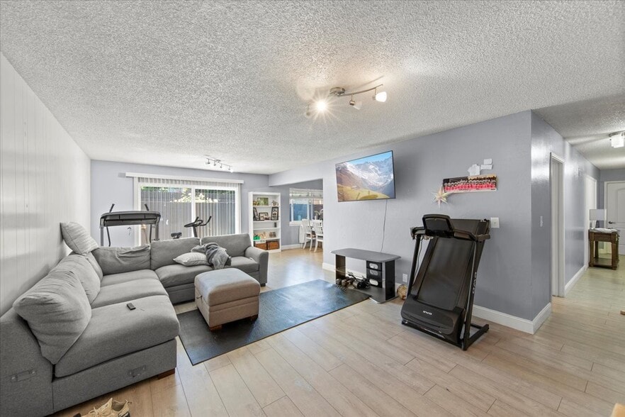 1440 Gordon St, Redwood City, CA for sale - Building Photo - Image 3 of 8