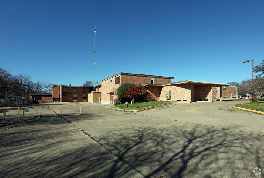 803 W Lampasas St, Ennis, TX for sale - Building Photo - Image 3 of 6