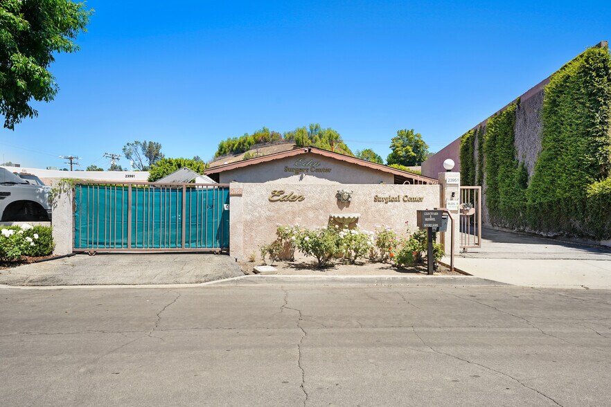 23951 Craftsman Rd, Calabasas, CA à vendre - Photo du bâtiment - Image 2 de 8