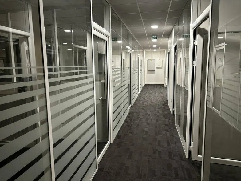 Office in Reims for lease - Interior Photo - Image 3 of 8