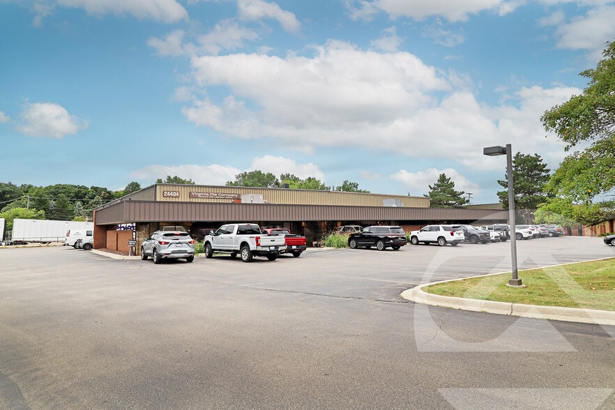 24404 Indoplex Cir, Farmington Hills, MI for sale - Primary Photo - Image 1 of 1