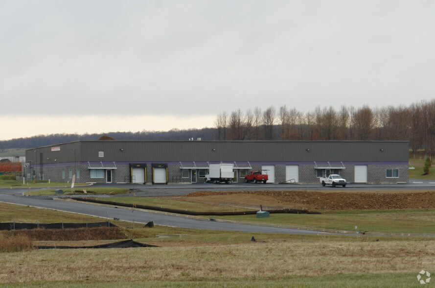 100-104 Tomahawk Dr, Kutztown, PA à louer - Photo du bâtiment - Image 2 de 12