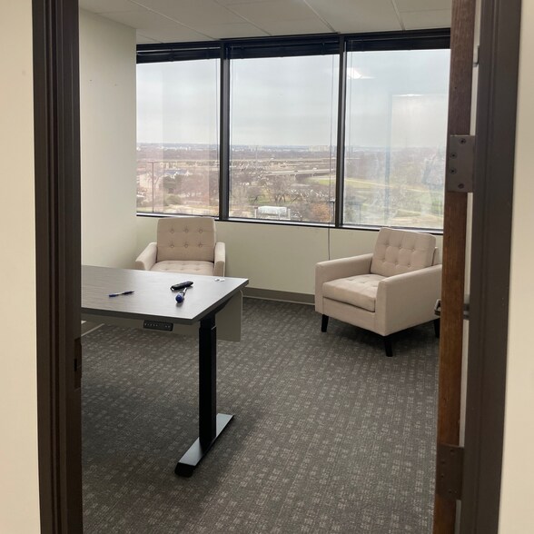 1701 River Run, Fort Worth, TX for lease - Interior Photo - Image 2 of 5