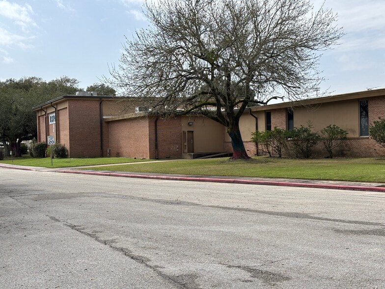 600 Charles St, Humble, TX à vendre - Photo du bâtiment - Image 2 de 9