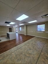 1030 Elizabeth St, Nicholasville, KY for lease Interior Photo- Image 2 of 18