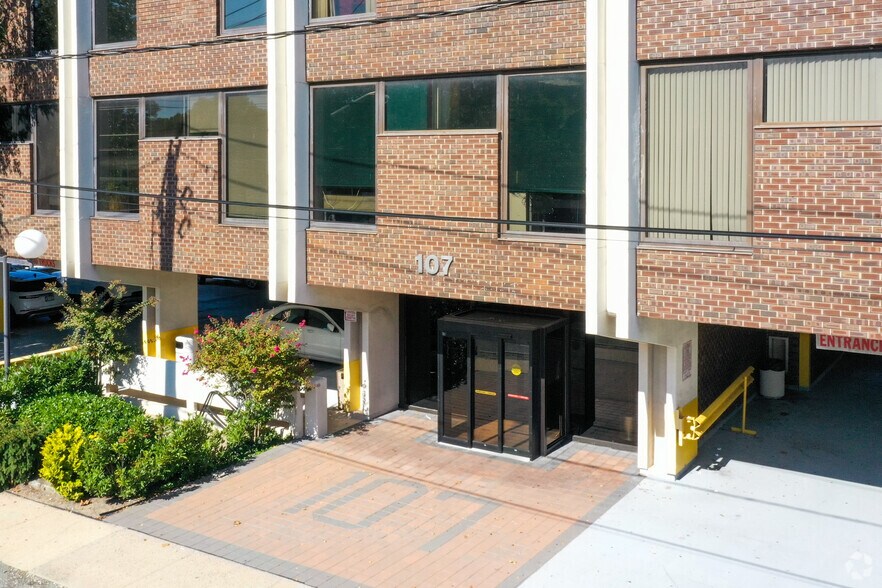 107 Northern Blvd, Great Neck, NY à louer - Photo du bâtiment - Image 3 de 16