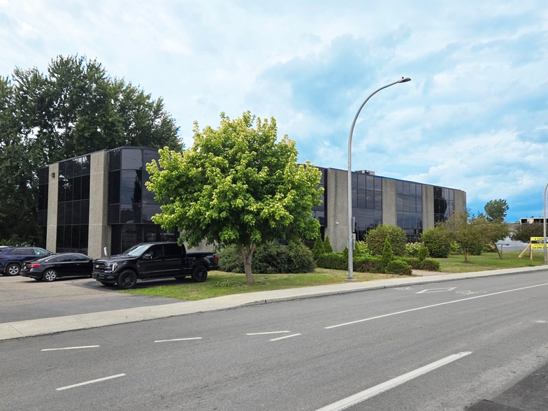 5800 Boul Thimens, Montréal, QC à vendre - Photo du bâtiment - Image 2 de 8