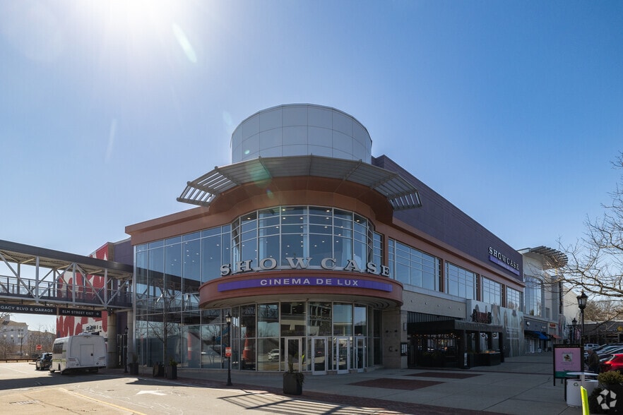 Showcase Cinema Portfolio portfolio of 13 properties for sale on LoopNet.ca - Primary Photo - Image 2 of 15