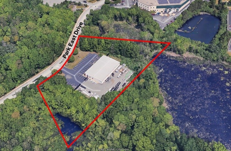 1137 Park East Dr, Woonsocket, RI à vendre - Photo du bâtiment - Image 2 de 4