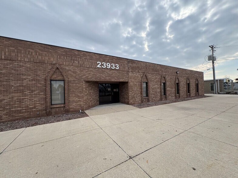 23933 Allen Rd, Trenton, MI à louer - Photo du bâtiment - Image 2 de 11