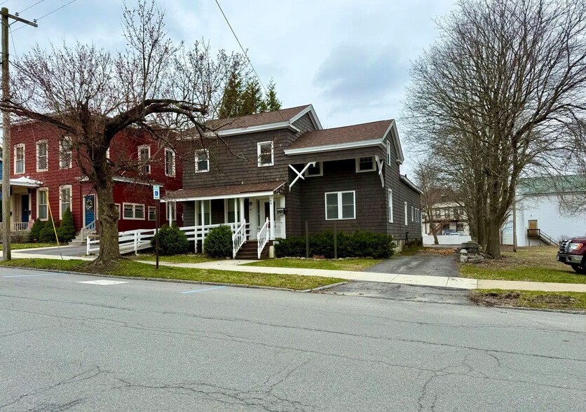 41 S Perry St, Johnstown, NY à vendre - Photo principale - Image 1 de 25