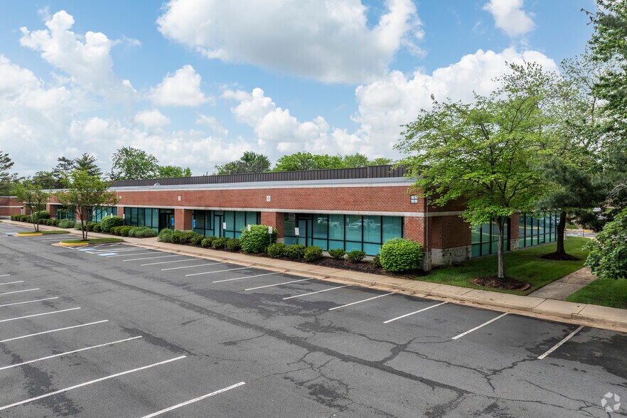 510 Huntmar Park Dr, Herndon, VA à louer - Photo du bâtiment - Image 3 de 7