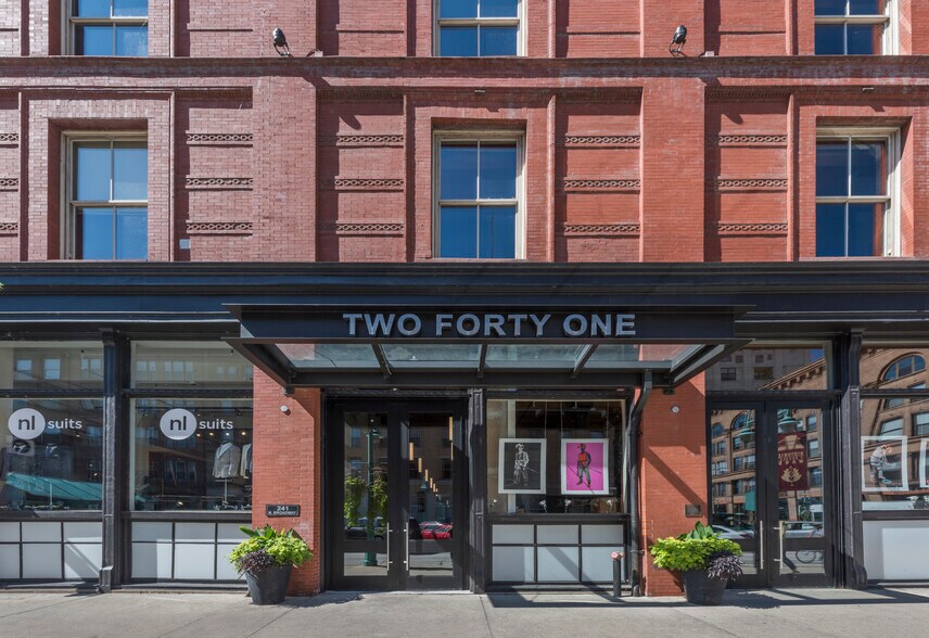 241 N Broadway St, Milwaukee, WI à louer - Photo du bâtiment - Image 1 de 6