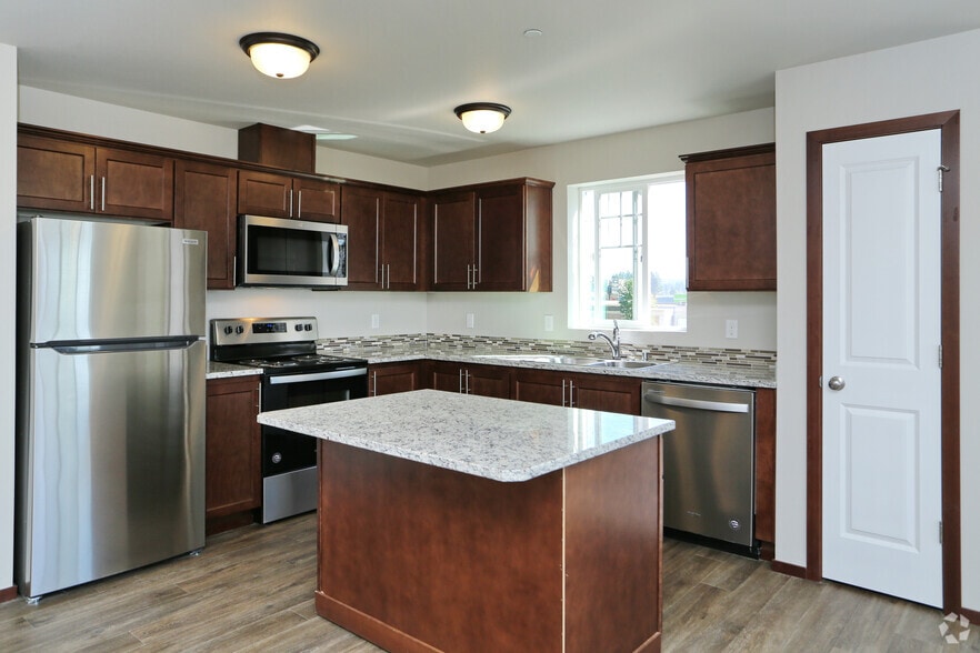 1310 Cedar Ave, Marysville, WA for sale - Interior Photo - Image 2 of 8