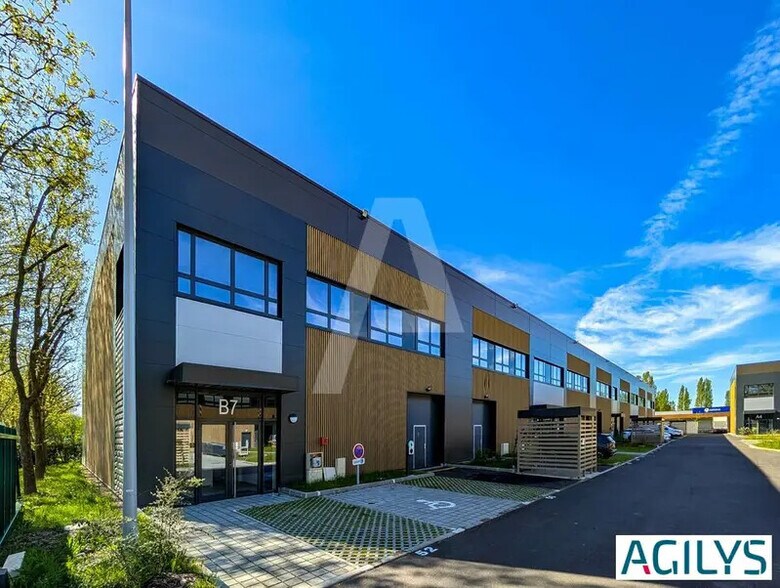 Flex in Trappes for lease - Building Photo - Image 2 of 15