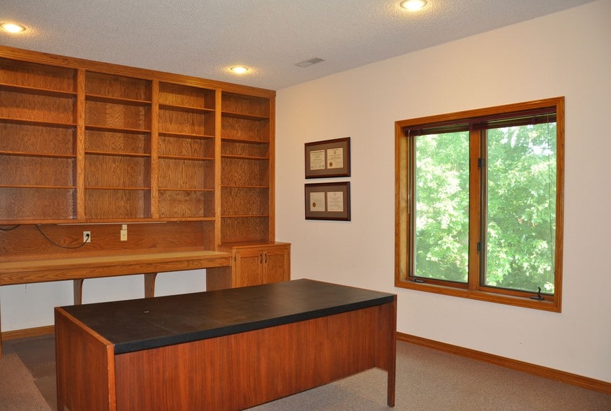 5040 SW 28th St, Topeka, KS for sale - Interior Photo - Image 3 of 14