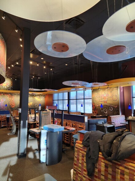 2712 S Columbia Rd, Grand Forks, ND à louer - Photo du bâtiment - Image 2 de 10