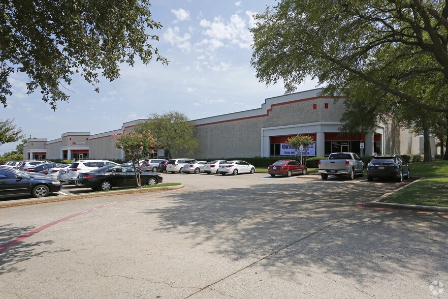 2364 Merritt Dr, Garland, TX for lease - Primary Photo - Image 1 of 7