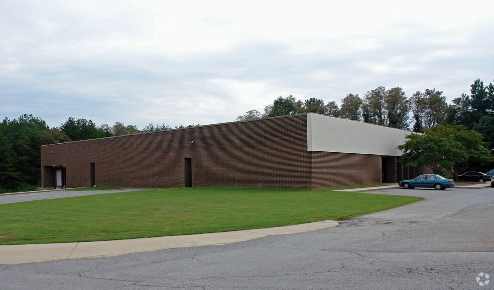 2035 Brentwood St, High Point, NC for lease - Primary Photo - Image 1 of 5