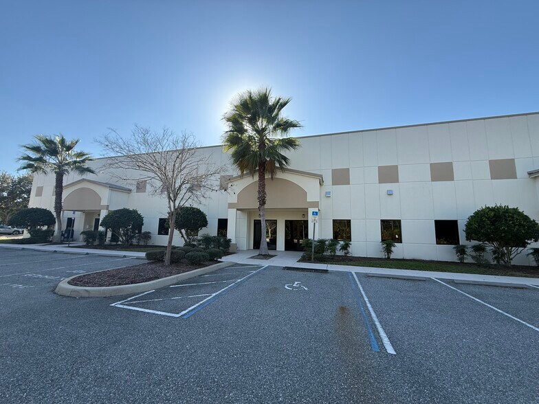 1800 Concept Ct, Daytona Beach, FL à louer - Photo du bâtiment - Image 2 de 9