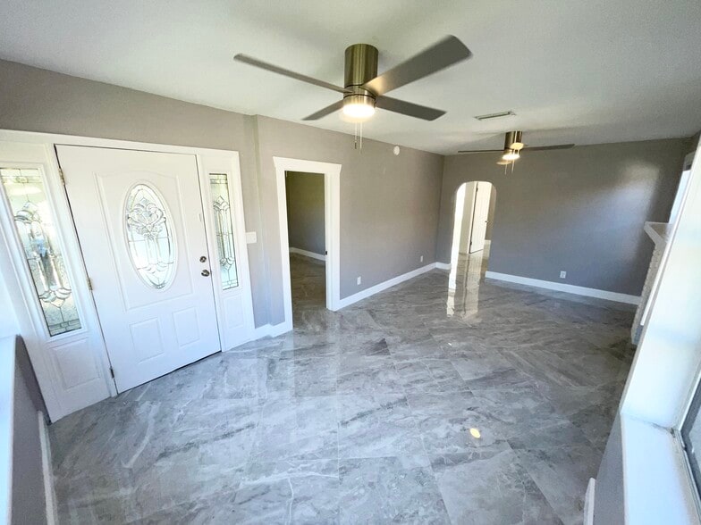 Stabilized Renovated SFR Package St Pete portfolio of 1 properties for sale on LoopNet.ca - Interior Photo - Image 3 of 38
