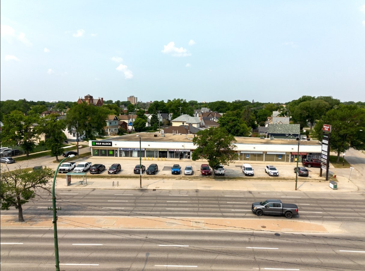 1070-1086 Main St, Winnipeg, MB for lease Primary Photo- Image 1 of 2
