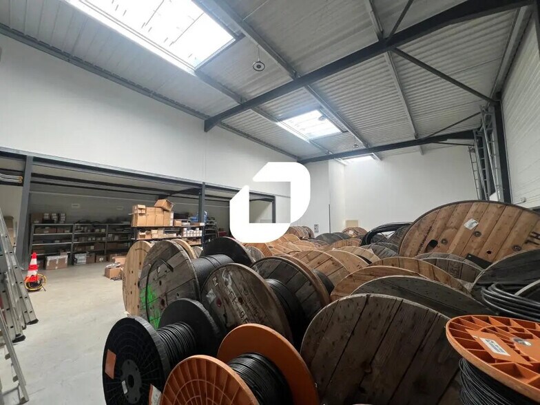 Local d'activités dans Vaulx-Milieu à vendre - Photo intérieure - Image 2 de 24