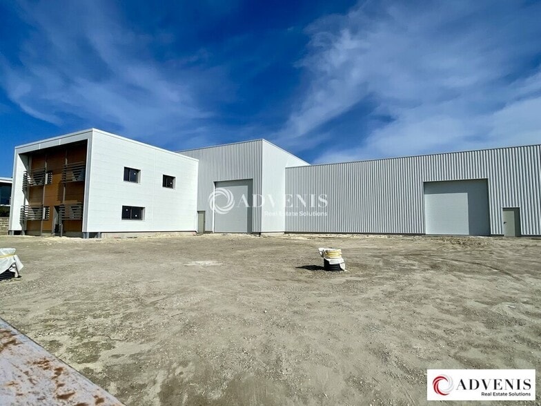 Industrial in Bassens for lease - Building Photo - Image 3 of 7