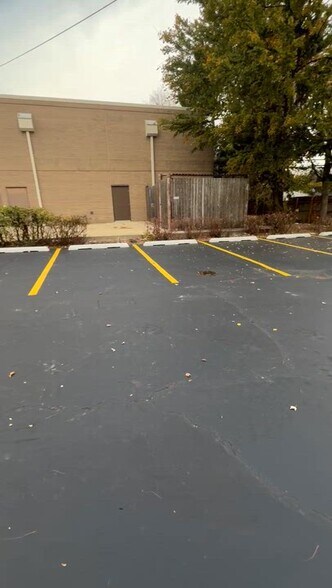 24 E Saint Charles Rd, Villa Park, IL à louer - Vidéo sur l’inscription commerciale - Image 2 de 11