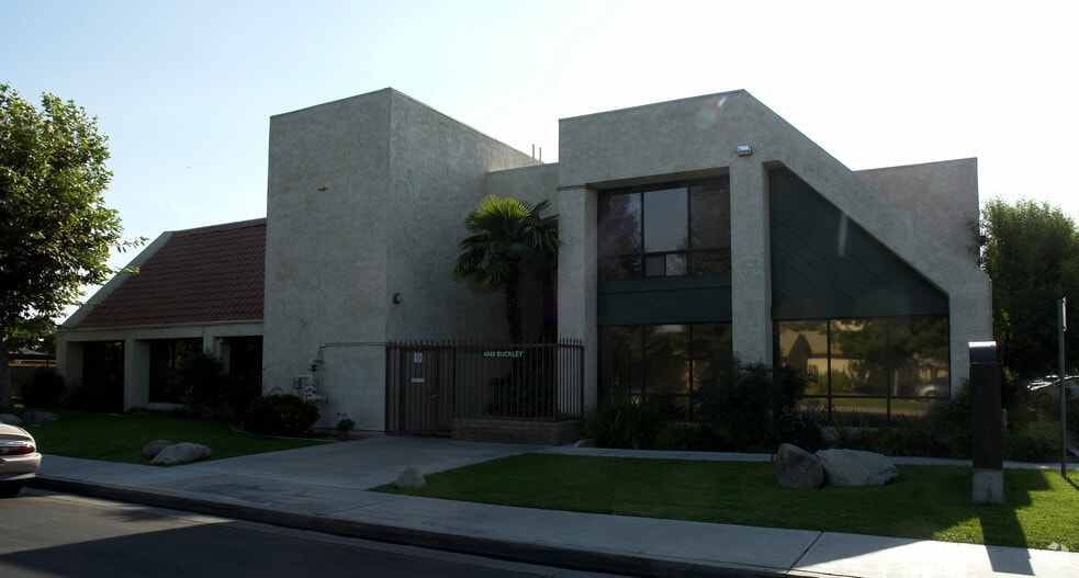 4949 Buckley Way, Bakersfield, CA à louer - Photo du bâtiment - Image 2 de 5
