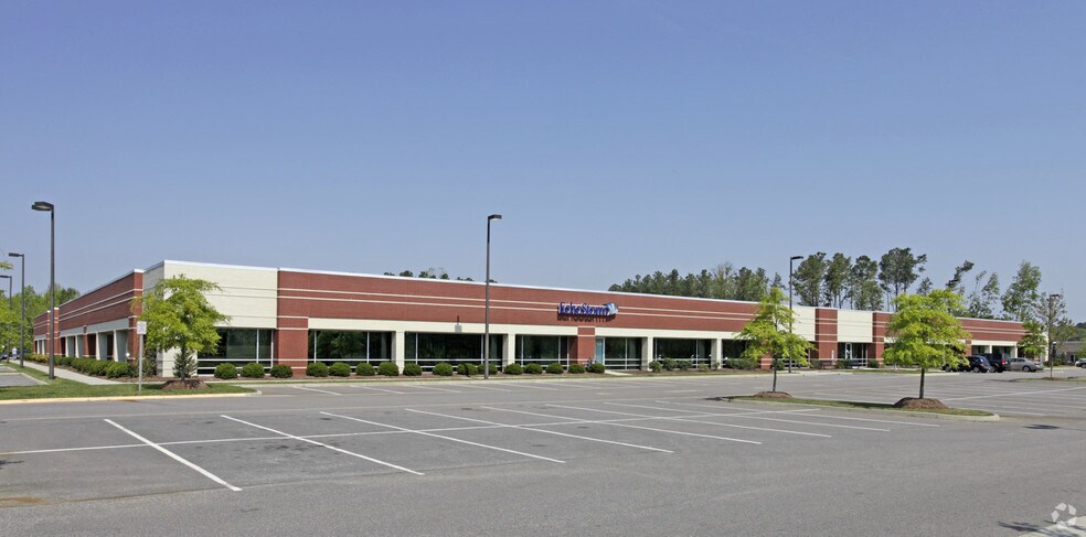 7007 Harbour View Blvd, Suffolk, VA à louer - Photo du bâtiment - Image 2 de 6