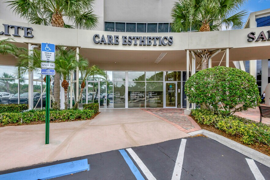 2151 S Alternate A1A Hwy, Jupiter, FL à vendre - Photo du bâtiment - Image 2 de 19