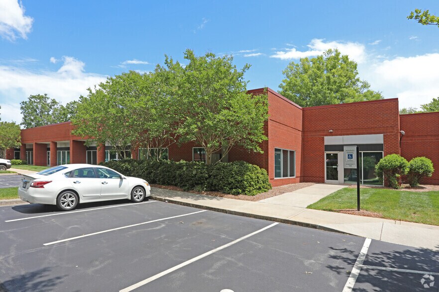 420 Gallimore Dairy Rd, Greensboro, NC à louer - Photo du bâtiment - Image 3 de 12